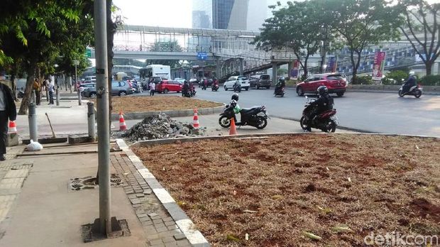 Jalur kendaraan masuk gedung untuk warga menuju bus.