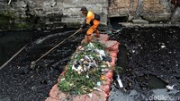 Sampah yang hanyut di sungai tersebut tak hanya sampah anorganik seperti plastik dan botol minuman tetapi ada juga sampah organik seperti dedaunan dan ranting pohon yang turut hanyut bersama limbah lainnya di sungai itu.