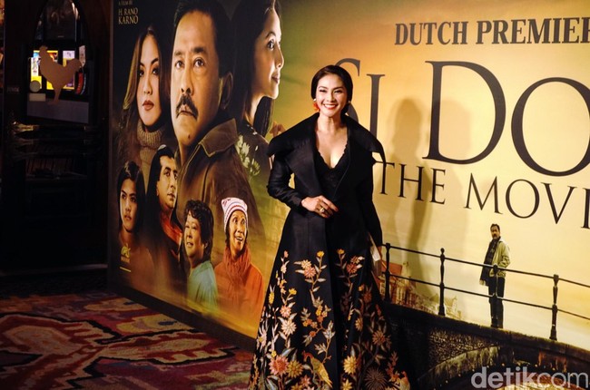 Maudy Koesnaedi pernah berpacaran dengan Gilang Ramadan selama lima tahun. Namun hubungan mereka tak berhasil sampai ke jenjang pernikahan. Gilang pun telah menambatkan hatinya kepada Shahnaz Haque dan dikaruniai tiga anak perempuan. Begitu juga Maudy yang kini menjadi istri Erick Mejer dan telah dikaruniai seorang putra. Foto: Nugraha Rodiana