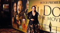 Senyum manis Maudy kala berpose di depan kamera.