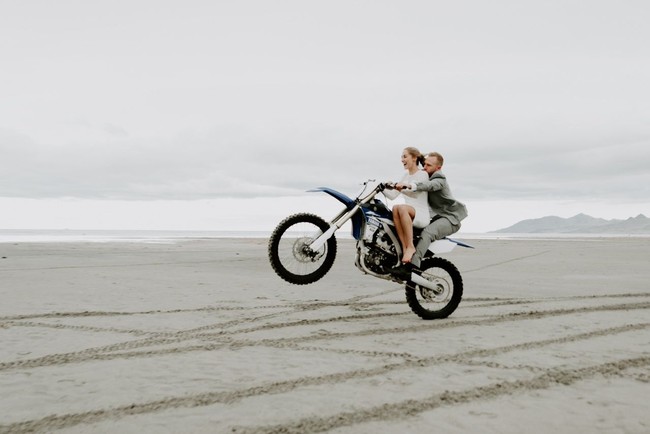 Fotografer menangkap ekspresi yang menyenangkan dari pasangan ini melakukan hobinya. Foto: Dok. Junebug Weddings/Kaci Baum of Kaci Baum Photography