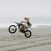 Fotografer menangkap ekspresi yang menyenangkan dari pasangan ini melakukan hobinya. Foto: Dok. Junebug Weddings/Kaci Baum of Kaci Baum Photography