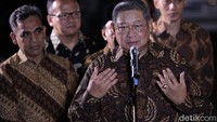 Untuk motif sido mukti yang dikenakan SBY, menurut Abdul biasanya dipakai dalam pernikahan. Abdul menggambarkan motif yang berawalan sido (Sido mulyo, sido mukti, sido drajat) berkaitan dengan fase kehidupan seseorang ketika memiliki anak yang akan menikah kemudian memakai kain bermotif tersebut. Abdul tak mengaitkan pemaknaan motif tersebut dengan pertemuan SBY-Prabowo secara khusus. Dia menggambarkan secara umum saja. Foto: Agung Pambudhy