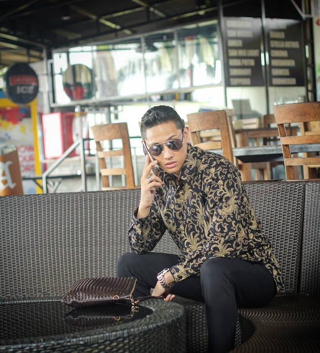 Ferri dalam balutan kemeja batik. Tetap terlihat gagah yah? (Foto: Instagram/@ferriuno)