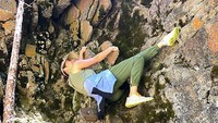 Usia hanya angka, di kepala empat Thalia masih suka climbing. Foto: Instagram/thalia