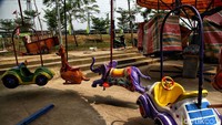 Tampak komedi putar tidak berpenumpang.