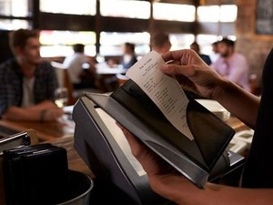 Wow! Pelayan Restoran Ini Dapat Tip dari Orang Misterius Rp 29 Juta
