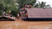 Ketinggian air di beberapa desa yang diterjang air tumpahan bendungan itu mencapai setinggi atap rumah. Foto: Attapeu Today/Facebook via express.co.uk