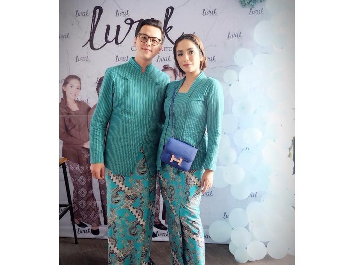 Buka Restoran, Ussy-Andhika Terciduk Layani Tamu