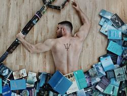 Super Kreatif! Pria Ini Bikin Foto Keren Pakai Susunan Buku