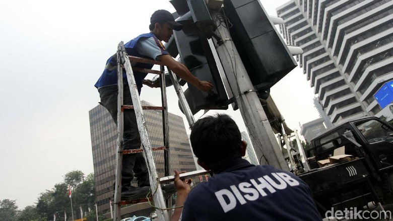 Petugas memperbaiki lampu lalu lintas di Jakarta (Foto: Agung Pambudhy) Petugas memperbaiki lampu lalu lintas di Jakarta (Foto: Agung Pambudhy)