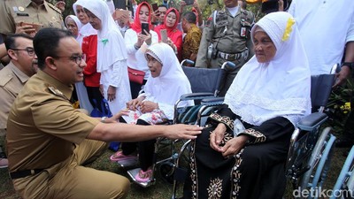 Anies Hadiri Peringatan Hari Lansia di Ragunan