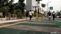 Warga tengah berolahraga.