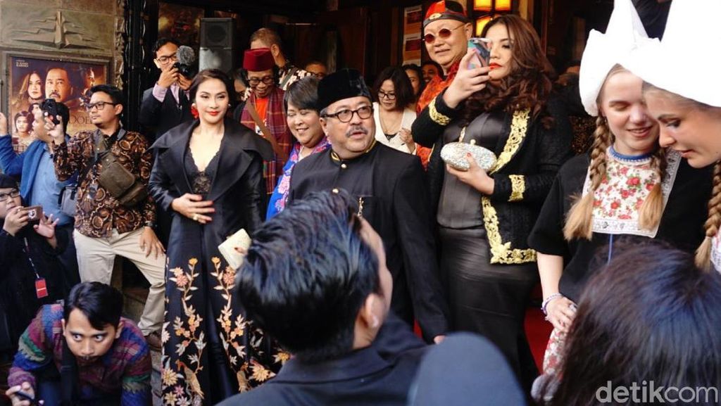 Seru! Para Pemain Nobar 'Si Doel The Movie' di Rumah Mak Nyak Seru! Para Pemain Nobar 'Si Doel The Movie' di Rumah Mak Nyak
