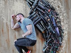 Super Kreatif! Pria Ini Bikin Foto Keren Pakai Susunan Buku