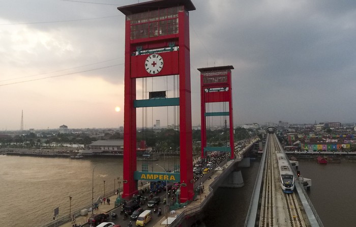 Melintasi Sungai Musi, LRT Palembang Mulai Beroperasi Rangkaian Light Rail Transit (LRT) Palembang melintas di atas Sungai Musi, Palembang, Sumatra Selatan, Senin (23/7). Operasional LRT Palembang dengan penumpang dilakukan sejauh 24,5 km, dari Stasiun Dekranasda Jakabaring (DJKA) sampai Stasiun Bandara SMB II. Operasional tersebut masih terbatas