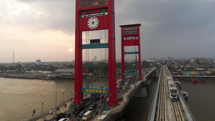 Rangkaian Light Rail Transit (LRT) Palembang melintas di atas Sungai Musi, Palembang, Sumatra Selatan, Senin (23/7). Operasional LRT Palembang dengan penumpang dilakukan sejauh 24,5 km, dari Stasiun Dekranasda Jakabaring (DJKA) sampai Stasiun Bandara SMB II. Operasional tersebut masih terbatas stakeholder seperti petugas LRT, Dinas Perhubungan, dan instansi terkait lainnya. ANTARA FOTO/Nova Wahyudi/kye/18