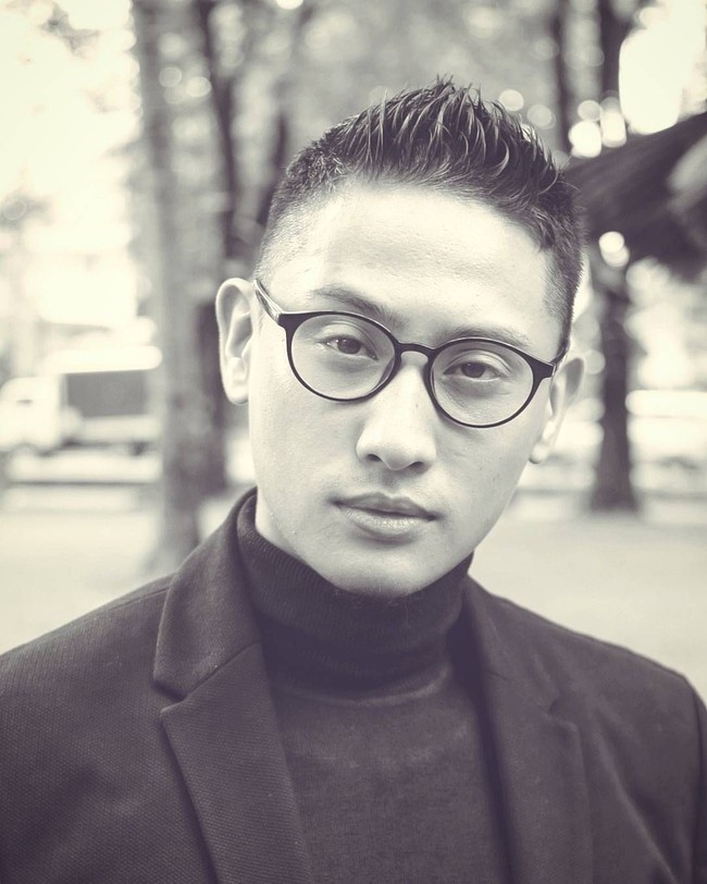 Lagi-lagi turtle neck menjadi andalan pria berkacamata ini. (Foto: Instagram/@ferriuno)