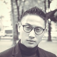 Lagi-lagi turtle neck menjadi andalan pria berkacamata ini. (Foto: Instagram/@ferriuno)