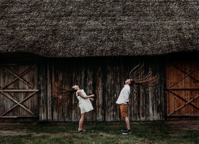 Foto yang menangkap sisi playful Anda dan pasangan. Terlihat manis dan bahagia saat melihatnya. Foto: Dok. Junebug Weddings/Magdalena Glowacka of Fotomagoria