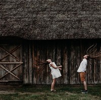 Foto yang menangkap sisi playful Anda dan pasangan. Terlihat manis dan bahagia saat melihatnya. Foto: Dok. Junebug Weddings/Magdalena Glowacka of Fotomagoria