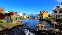 Pulau ini sangat identik dengan alam yang hijau dan tebing-tebing curam dan lembah yang indah. Suasana desa pun sangat tenang dan damai. Pantas saja keluarga sekelas Kerjaan Dubai mau berkunjung ke sini. (Visit Faroe Islands/Facebook)