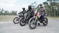Honda CRF150L ini dimodifikasi oleh tiga modifikator berbakat pemenang HMC 2017. Mereka adalah Hasan Law, pemenang kategori Free For All, Rully Manarullah pemenang kategori All Stock & Advance untuk unit produksi di atas tahun 2006, dan Ikbal Saputra, pemenang kategori All Stock & Advance untuk sepeda motor dengan unit produksi di atas tahun 2006. Istimewa/Astra Honda Motor.