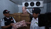 Endang mengecek kesiapan logistik bahan pokok yang disiapkan Al Juman. Tak hanya itu, Endang juga memeriksa bahan dari Indonesia untuk hidangan yang akan disajikan kepada jemaah haji.