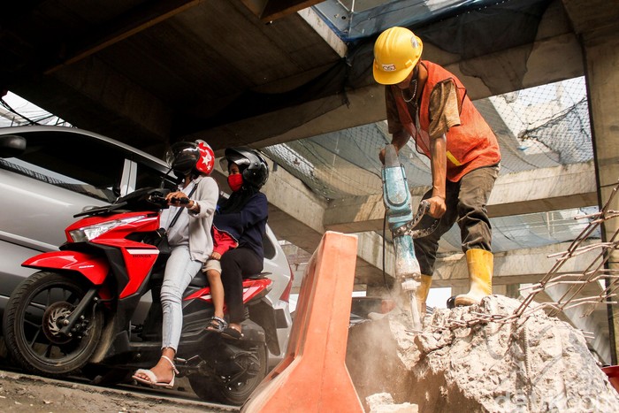 Proyek Infrastruktur Buat Jalan Panglima Polim Berdebu Sejumlah proyek infrastruktur dikebut mulai dari jalan Panglima Polim hingga Fatmawati, Jakarta, Selasa (24/7). Akibatnya jalur makin menyempit dan berdebu.