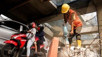 Hal ini terjadi karena lokasi proyek tidak ditutup seng.
