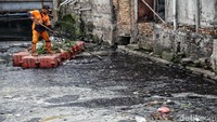 Meskipun petugas UBK Bahan Air secara rutin membersihkan sungai ini dari sampah dan limbah yang hanyut mencemari air sungai, hal itu tak akan berdampak apa-apa jika warga sekitar masih belum peduli dan sadar akan pentingnya menjaga kelestarian lingkungan dengan tidak membuang sampah sembarangan ke sungai.