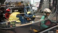 Proyek tersebut membuat jalan menyempit dan menyebabkan kemacetan.