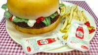Hayo tebak, ini burger sungguhan atau nggak? Roti bun hingga patty-nya dibuat dari adonan kue. Lengkap dengan kentang goreng dan saus sambal kemasan sachet. Foto: Debbie Goard / Via debbiedoescakes.net