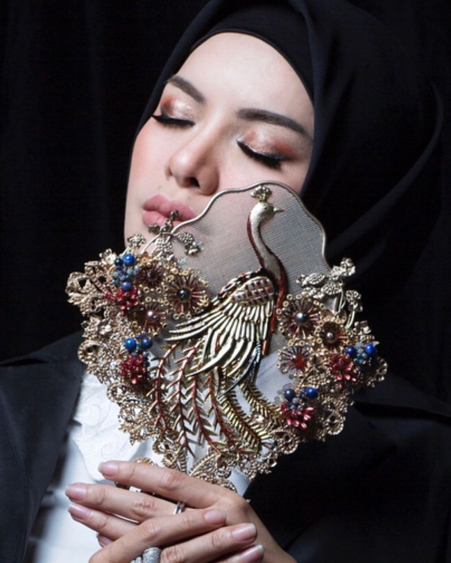 Pemotretan dilakukan di bawah label fotografi Diera Bachir. Fitri Tropica, Chacha Frederica, dan sang fotografer melakukan pemotretan di waktu yang sama, sedangkan Nikita Mirzani tampak memiliki jadwal berbeda. Foto: Diera Bachir 