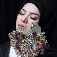 Pemotretan dilakukan di bawah label fotografi Diera Bachir. Fitri Tropica, Chacha Frederica, dan sang fotografer melakukan pemotretan di waktu yang sama, sedangkan Nikita Mirzani tampak memiliki jadwal berbeda. Foto: Diera Bachir 