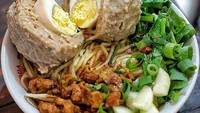 Kalau makan mie bakso kurang nendang, maka bisa pilih mie ayam. Pelengkapnya bakso telur super jumbo. Kebayang dong kenyangnya. Foto : instagram @jajanbakso