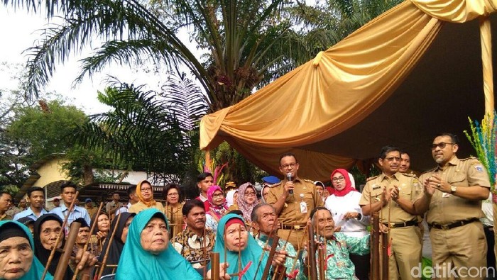 Anies Baswedan Bagi-bagi Kartu Lansia Jakarta di Ragunan