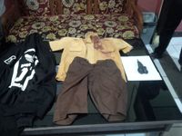 Barang bukti berupa seragam pramuka dan gunting.