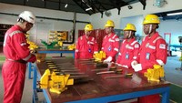 Sekolah atau pusat pelatihan ini dioperasikan oleh PT Petrotekno, perusahaan yang bergerak di bidang pelatihan tenaga kerja Industri minyak dan gas bumi. Pusat pelatihan ini memberikan program–program baik dengan akreditasi Nasional maupun Internasional. Foto: dok. Pemprov Papua Barat