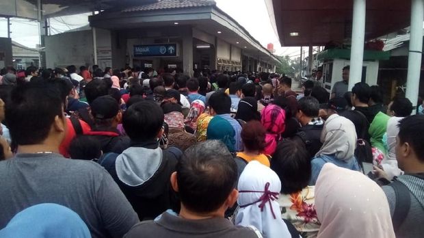 Antrean panjang penumpang KRL Commuter Line di Stasiun Depok