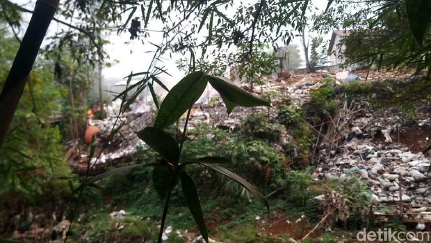 Sampah Menggunung di Pinggir Kali Ciliwung Ganggu Warga Depok