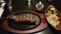Selain sushi, tersedia juga menu western seperti steak. Menyediakan Angus strip steak hingga Angus rib eye steak. Foto: Roussarie Magalie