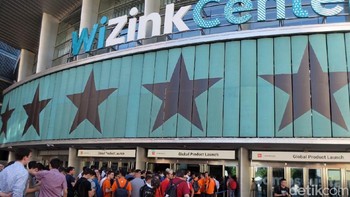 Tampak pengunjung yang sebagian adalah wartawan undangan Xiaomi dari berbagai negara antre untuk memasuki gedung. Foto: Dhani Irawan/detikcom