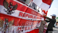 Pernak-pernik hari kemerdekaan yang dijual diantaranya, bendera besar, bendera kecil, tiang bendera, umbul-umbul, hingga pernak-pernik gantungan untuk kendaraan.