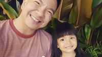 Mirip nggak nih wajah Shakira dan Jerry yang bersiap makan es krim cokelat? Foto: Instagram jerryaurum