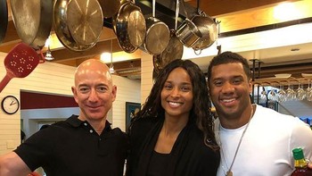Bezos juga sering berkumpul dengan teman-teman selebritinya. Kali ini ia memasak pancake bersama penyanyi Ciara dan suaminya yang merupakan atlet rugby Russell Wilson. Foto: Instagram