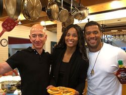 Membandingkan Kehidupan Dua Manusia Terkaya Sejagat