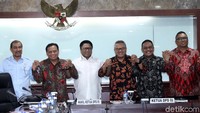 Sebelumnya, Mahkamah Konstitusi (MK) memerintahkan calon senator untuk mengundurkan diri dari pengurus parpol. Baik di pengurus parpol pusat, daerah hingga ranting.