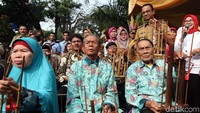 Anies kemudian sempat bernyanyi sebentar bersama mereka.
