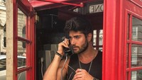 Bateman dalam boks telepon yang ikonik di London (nick__bateman/Instagram)